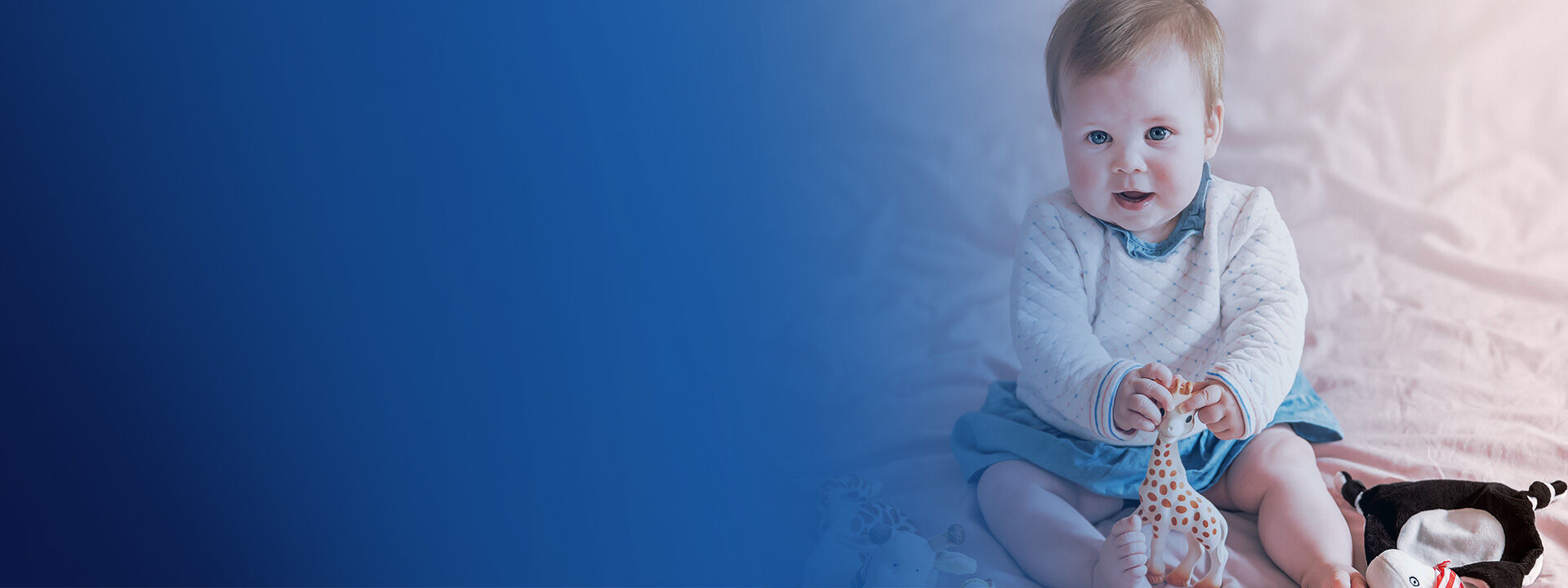 Bébé avec ses peluches