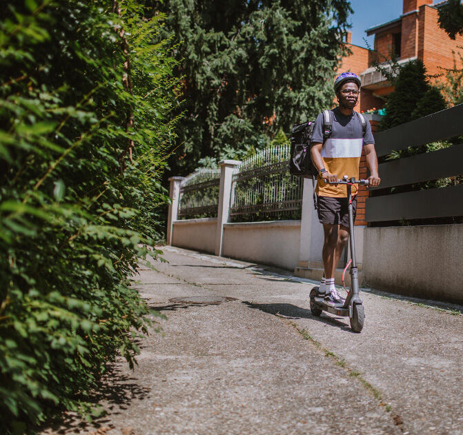 Homme &agrave; trotinette