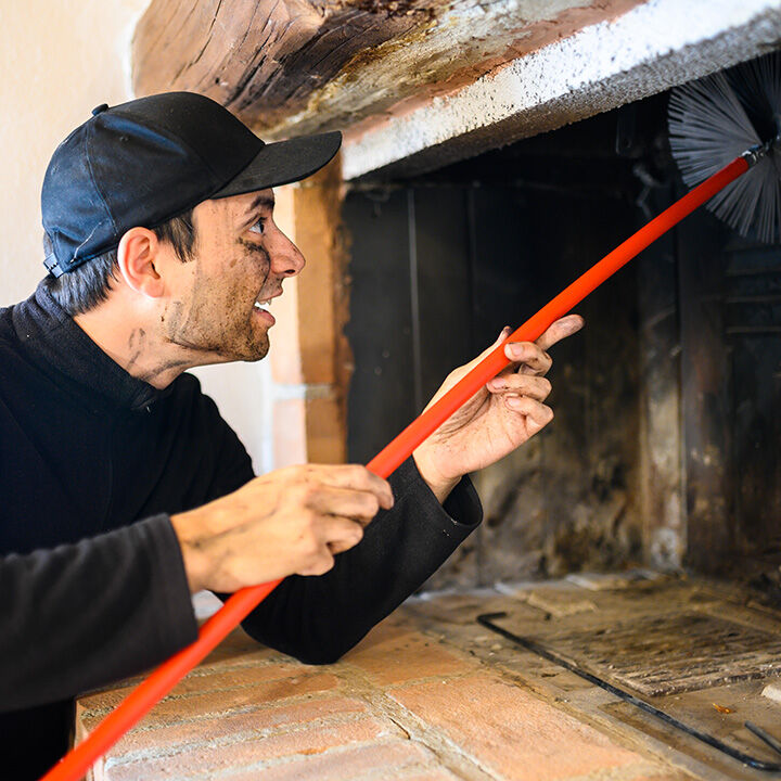 Bien préparer son logement pour l’hiver : ramonage des conduits de cheminées