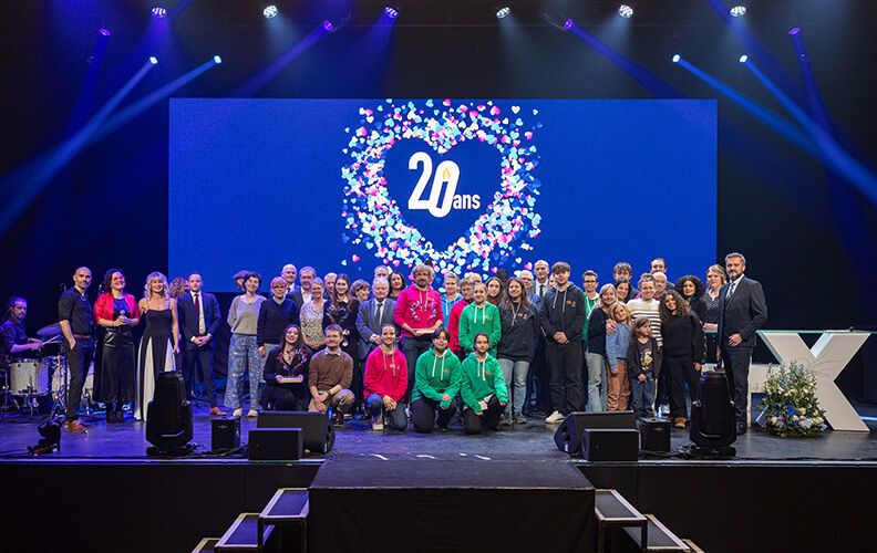 Photo de groupe des 20 ans des Prix de l'Engagement Associatif avec tous les lauréats sur scène