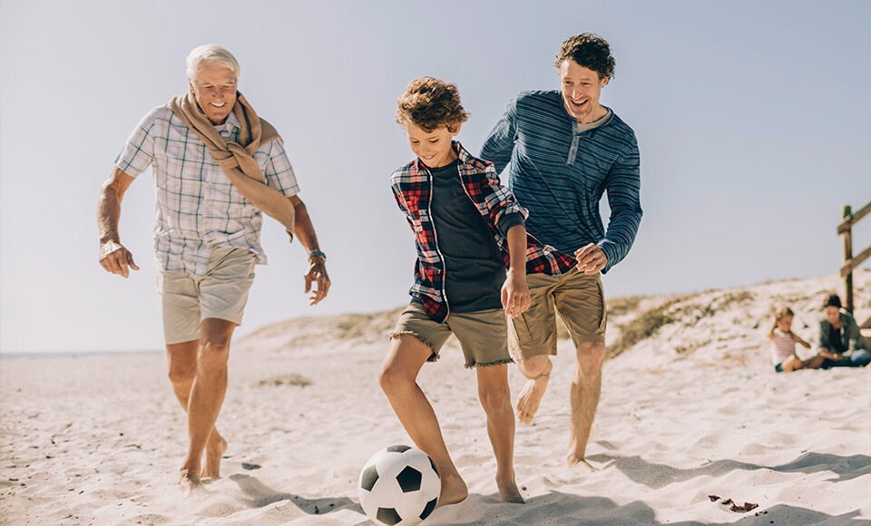 Grand-p&egrave;re, p&egrave;re et fils jouent au football, moment de vie s&eacute;nior