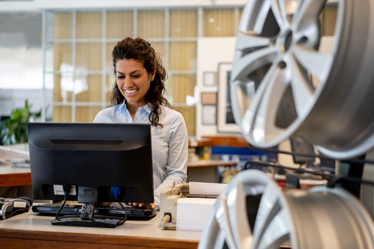 Gestion quotidienne d&rsquo;un commerce en franchise, illustrant l&rsquo;entrepreneuriat encadr&eacute; dans un point de vente sp&eacute;cialis&eacute;.