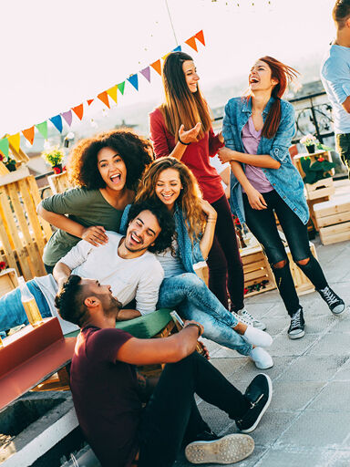 jeunes en soirée sur un toit