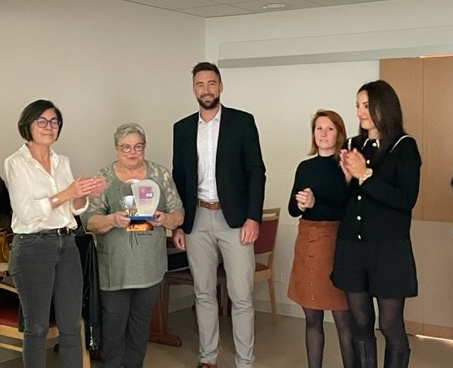 De gauche à droite : Sandrine Bernard, Directrice de l’établissement, Christiane Morel Présidente de l’association Bien vivre son temps, Vincent Fourdrin, Marlène Babiel et Tina Monjales, de l’agence Villeneuve/St Sylvestre 