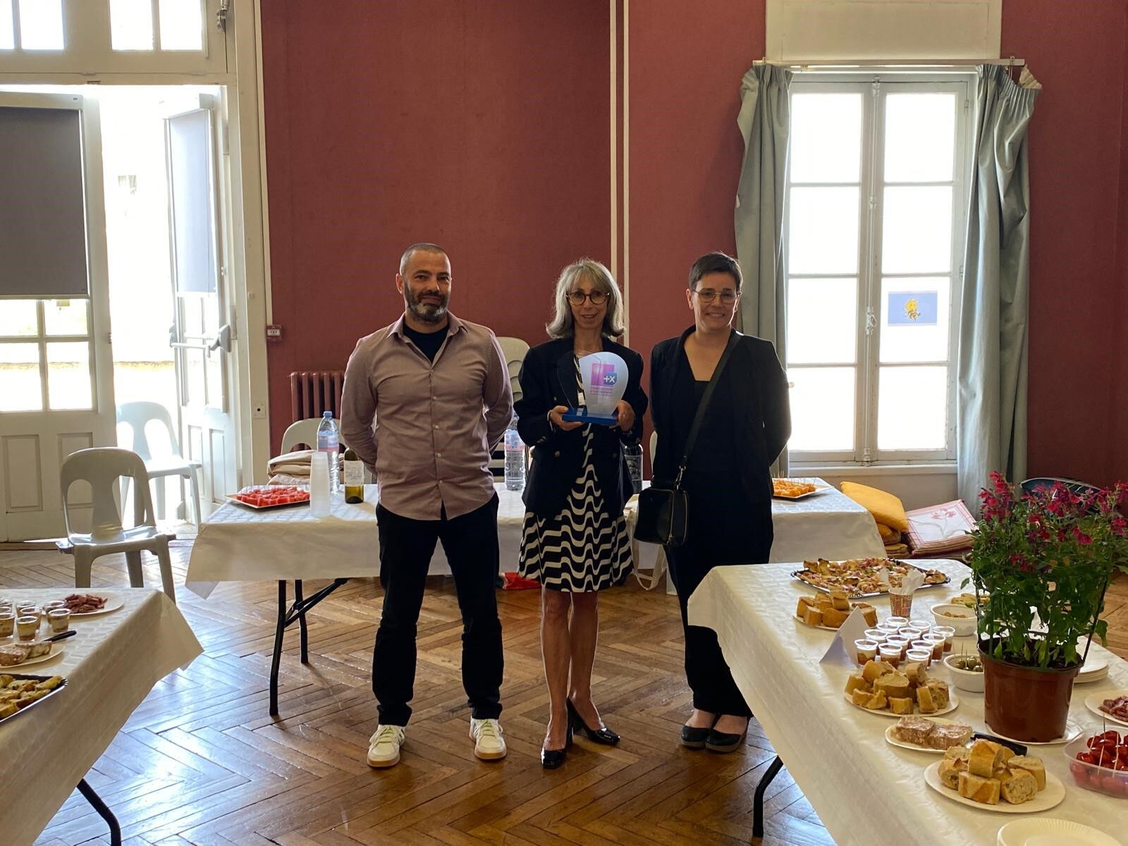 Vanessa DANFLOUS, Directrice de l’agence d’Auch Foirail et Yann Sanson, Conseiller de Clientèle Professionnelle, ont remis le Trophée de la Fondation à Cathy GEA, co-présidente de l’association HYGIE Sport. 