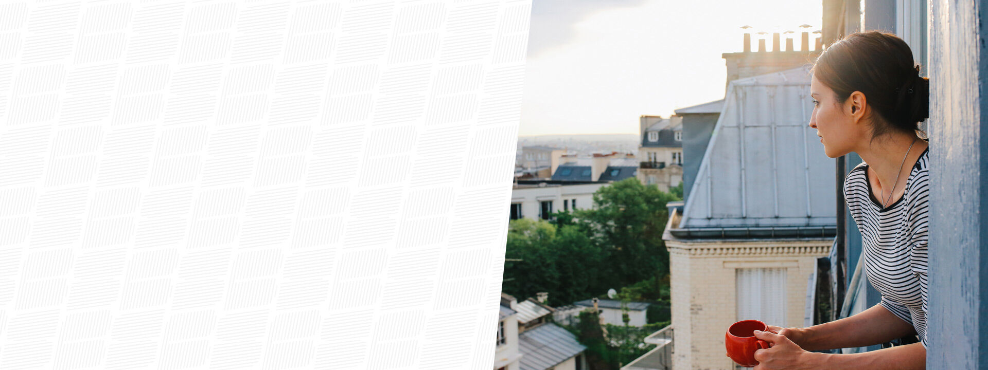 femme fen&ecirc;tre immeuble quartier