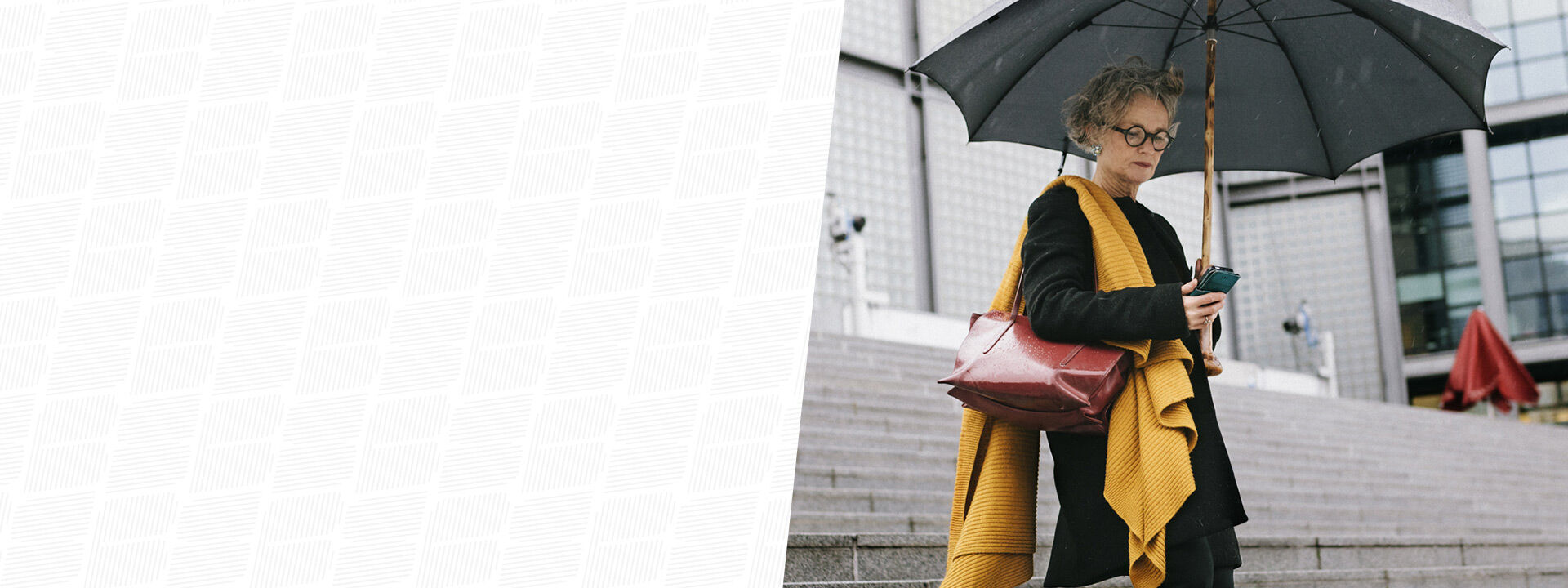 femme parapluie escaliers immeuble