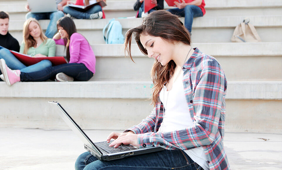 femme &eacute;tudiante bureau livre &eacute;tudes