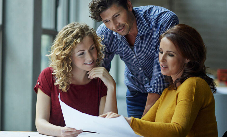 Groupe de travail 2 femmes un homme tablette document