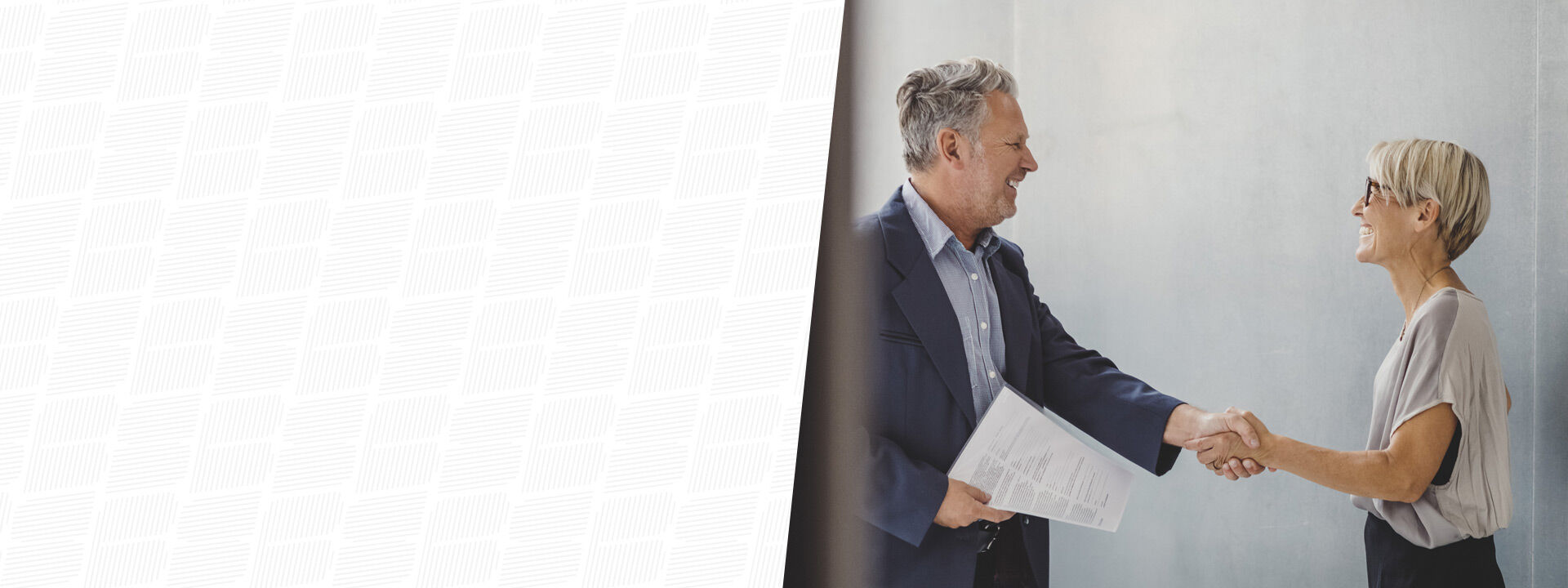 banniere Femme mure serrant la main d'un homme mure apres signature de contrat