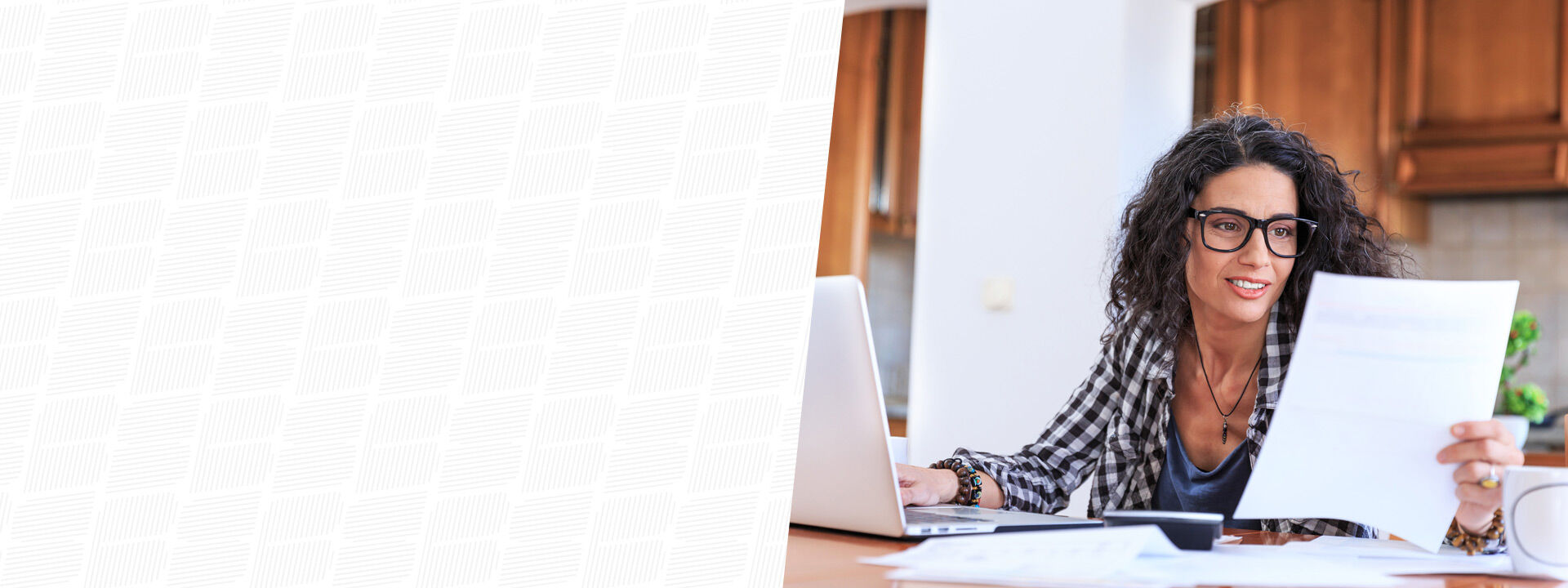 banniere jeune femme signant contrat