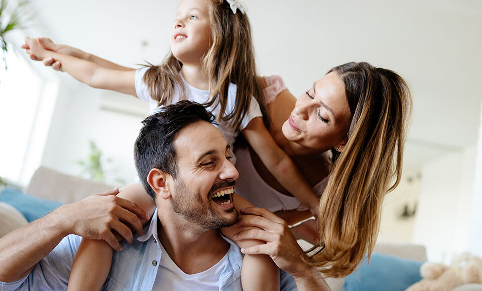 famille souriant en train de jouer
