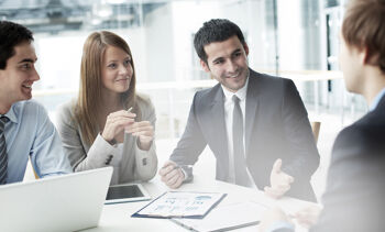 1 homme et 1 femme travaillant ensemble au bureau