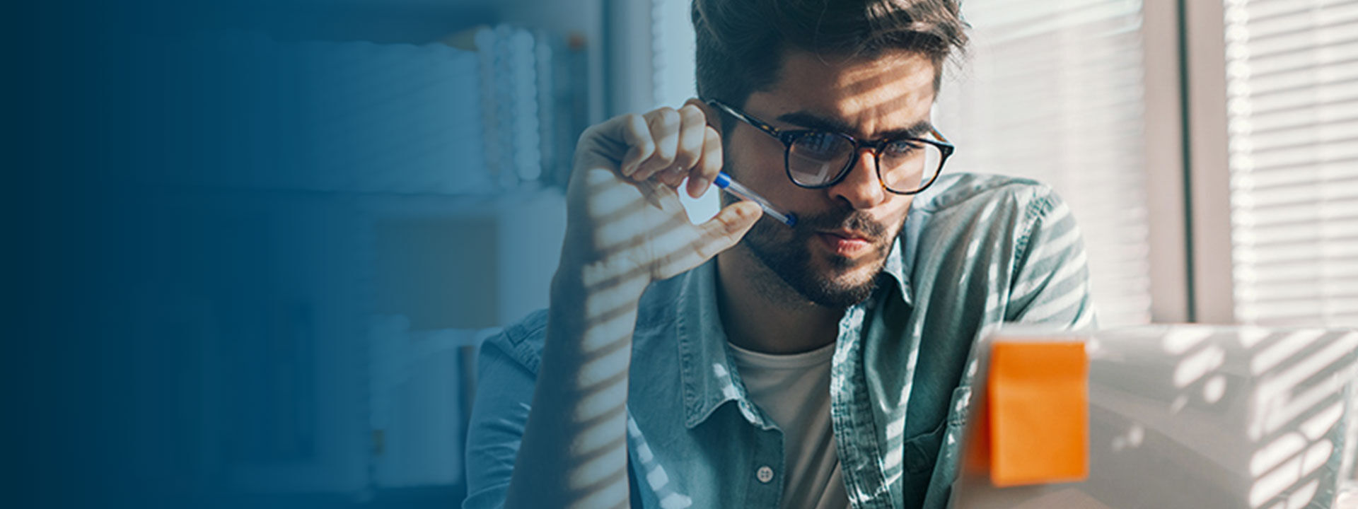banniere Femme d'affaires à l'aide de smartphone alors qu'il était assis au bar du restaurant