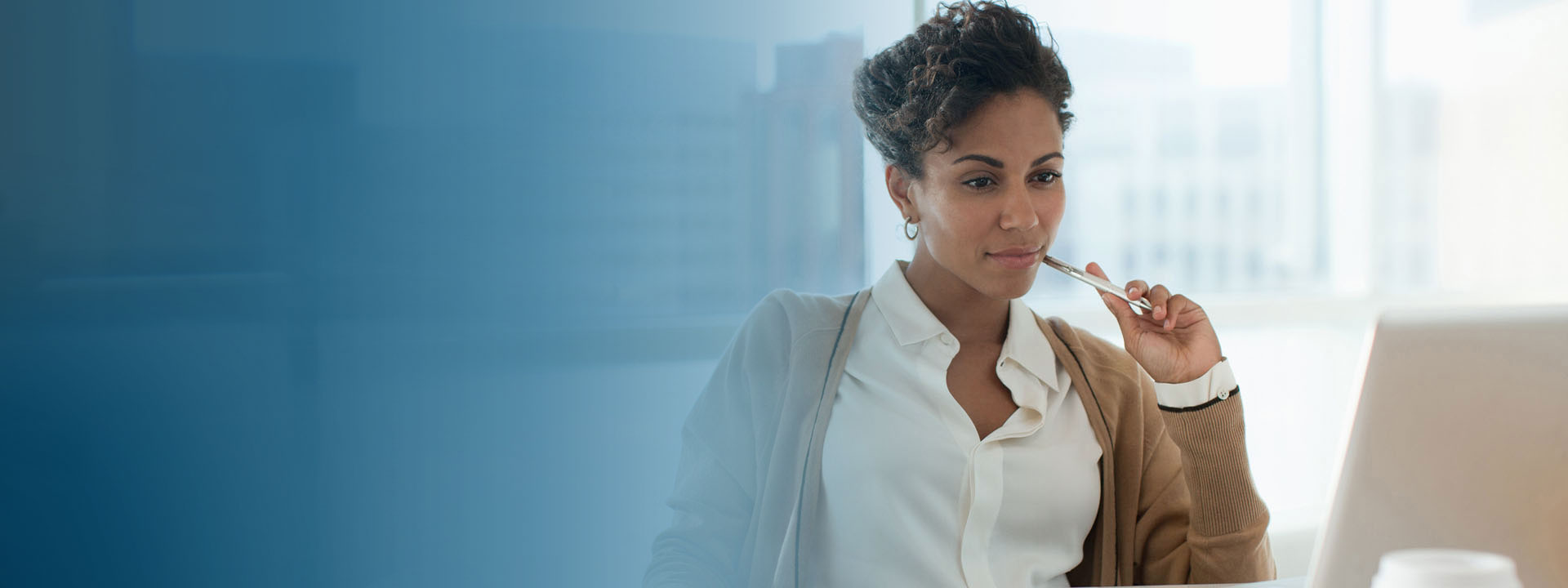 femme entrepreneur bureau ordinateur