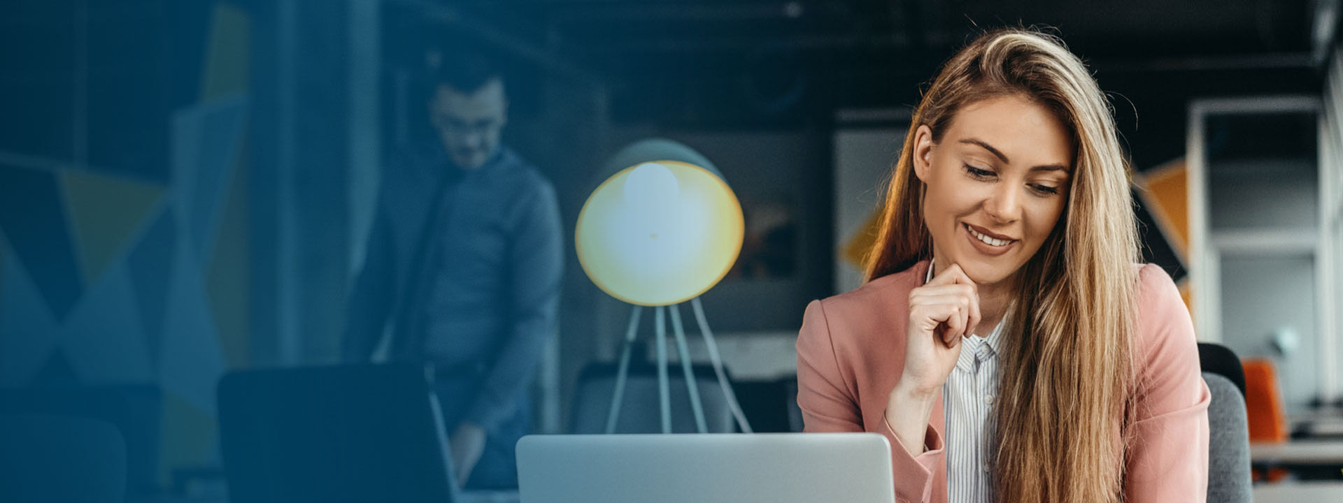 femme bureau ordinateur professionnel