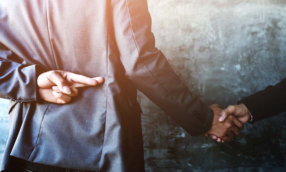 Personne de dos avec la main dans le dos, son index et son majeur sont crois&eacute;s