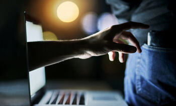 main qui vole un portefeuille