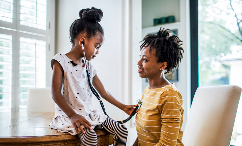 fillette qui soigne sa maman