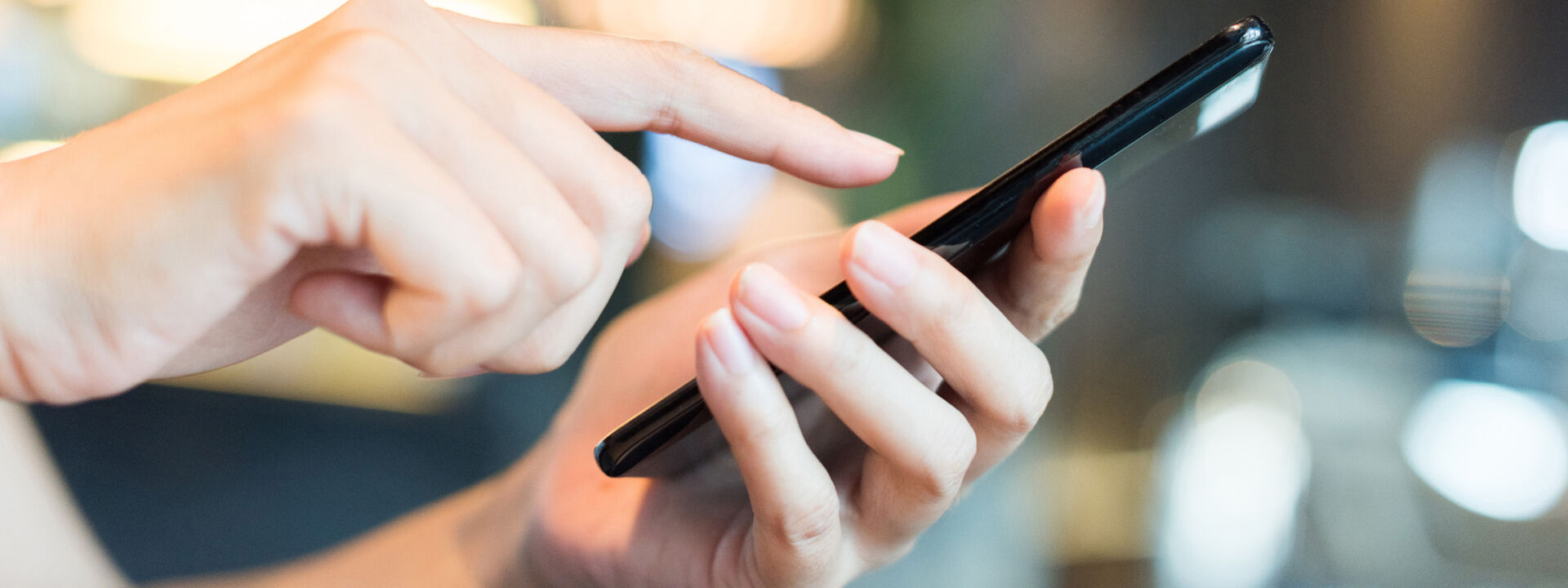 femme utilisant son smartphone