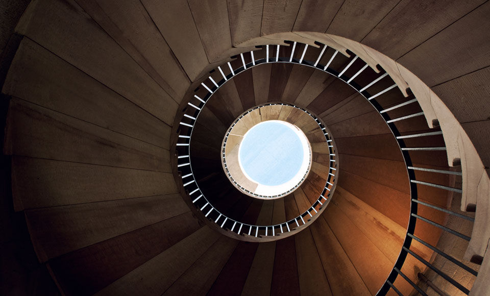 Escalier en spirale sombre - &eacute;pargne rapidement disponible