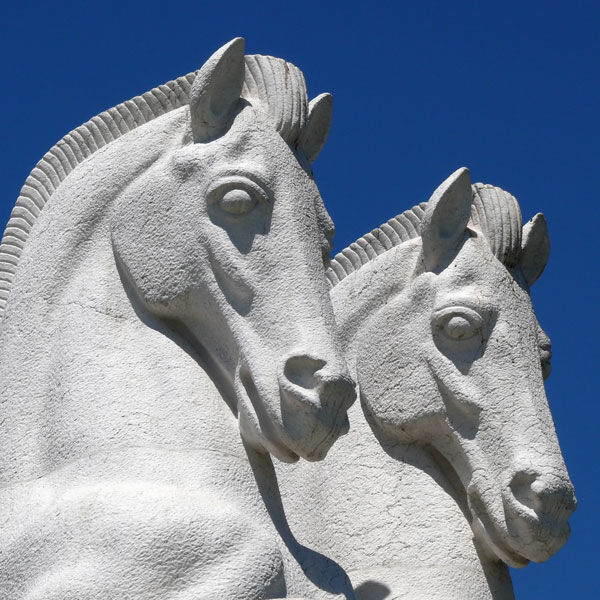 Statue deux chevaux