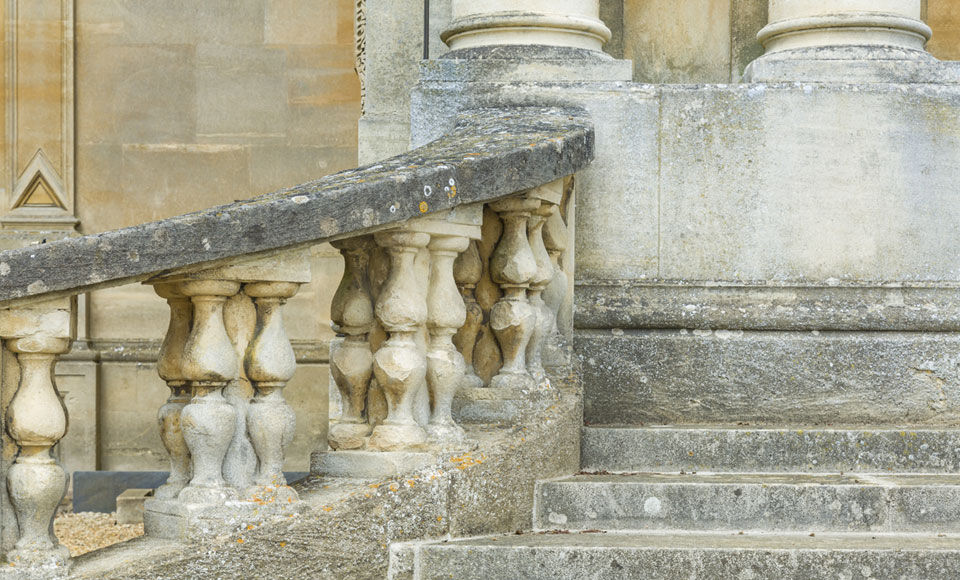 vieil escalier en pierre - Votre espace Banque &agrave; distance