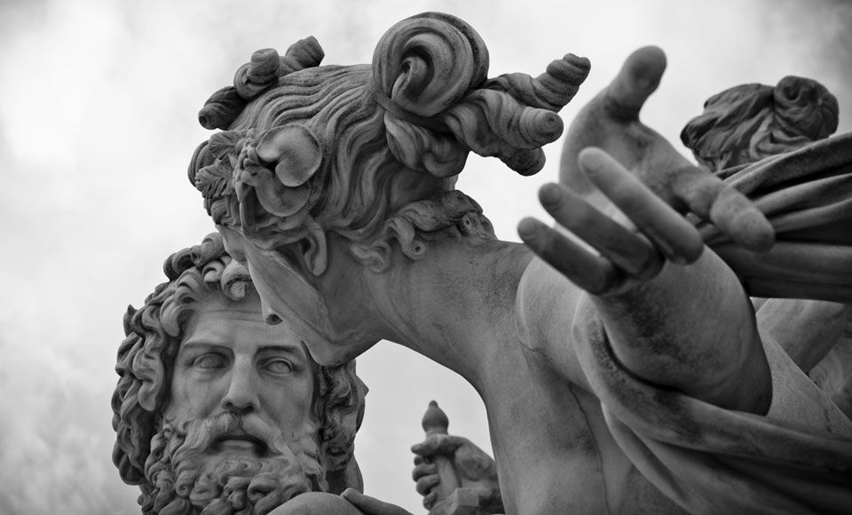 statue antique avec un homme et une femme - Paylib