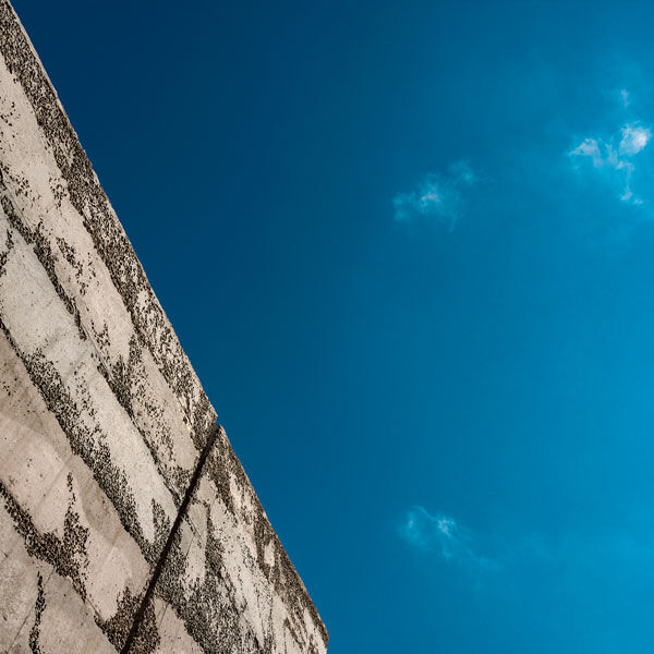 ciel bleu et murs
