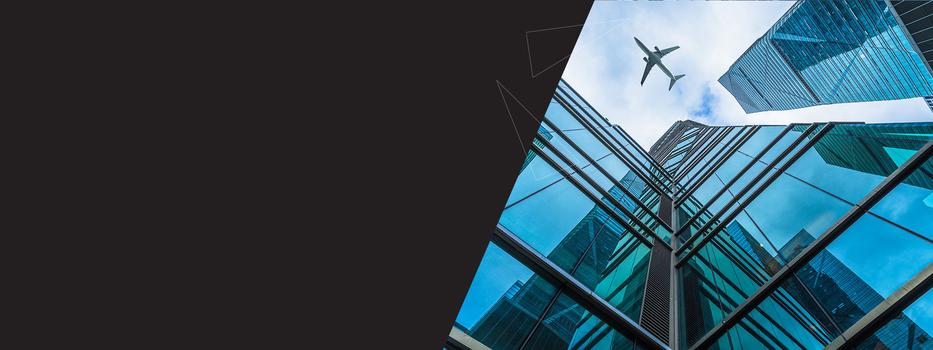 avion dans un ciel au milieu des immeubles