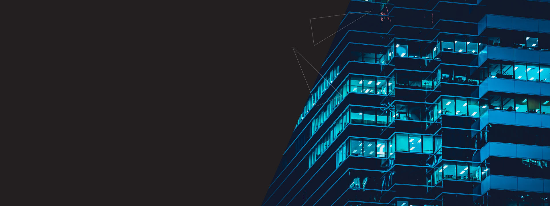 Immeuble de nuit éclairé