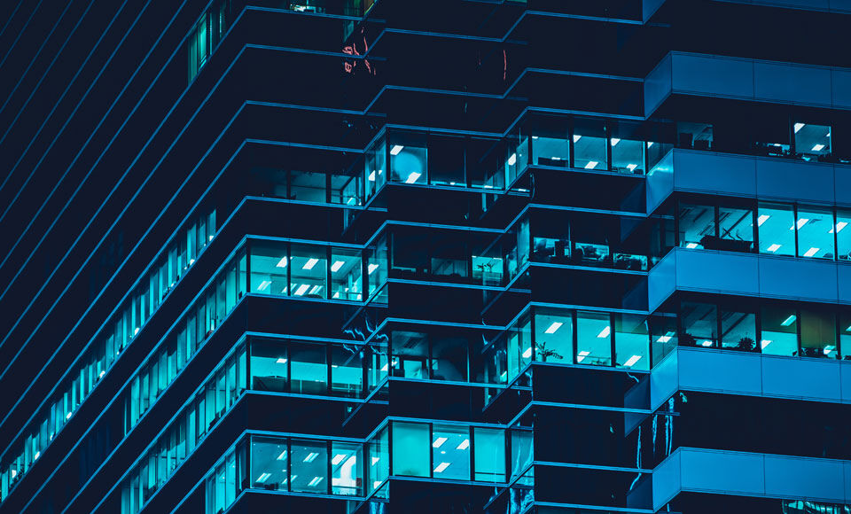 Immeuble de nuit &eacute;clair&eacute; - Financer placer et s&eacute;curiser