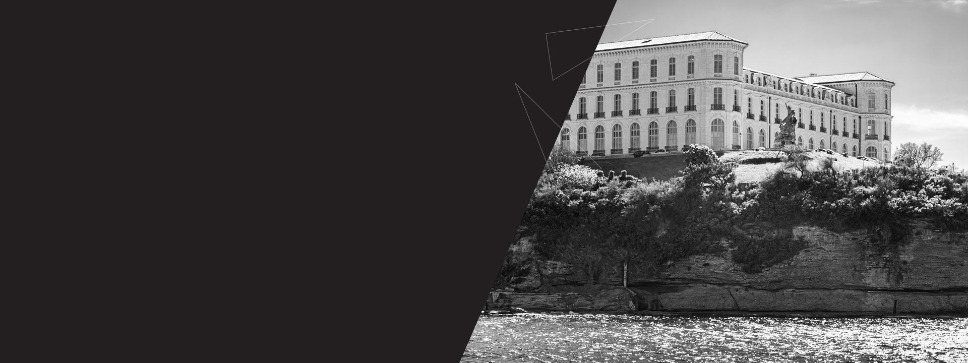 grande demeure ancienne en bord de mer