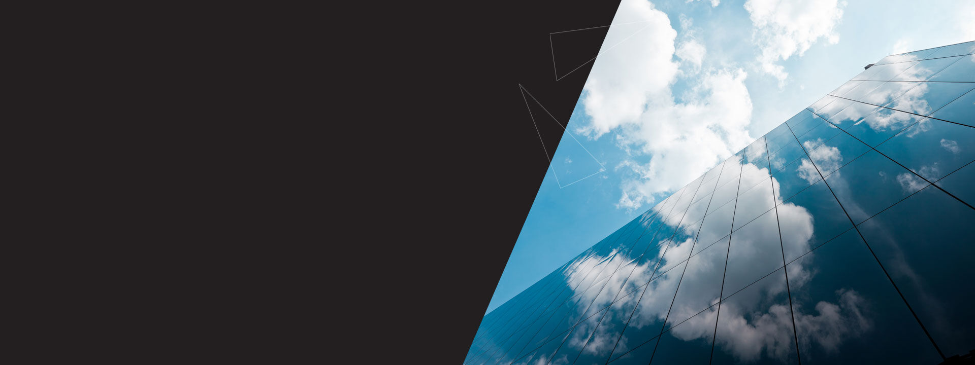 immeuble vitr&eacute; avec reflet du ciel