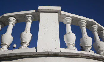 balustrade blanche en pierre ancienne - Middle-office dédié
