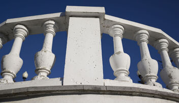 balustrade blanche en pierre ancienne - Middle-office dédié