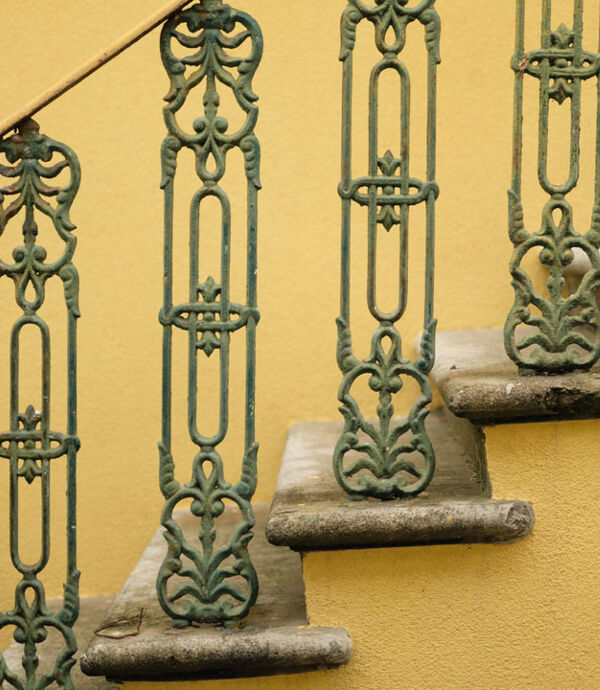 escalier jaune ancien