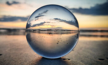 sphère de verre sur plage - Gérer vos comptes
