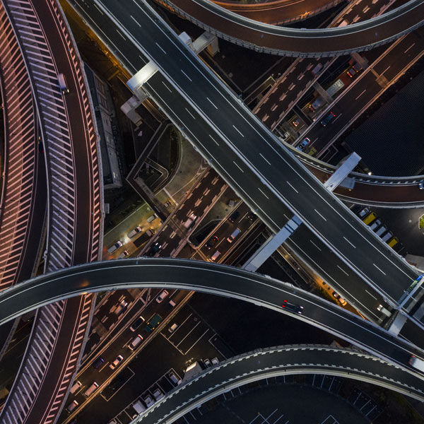 vue a&eacute;rienne de routes la nuit