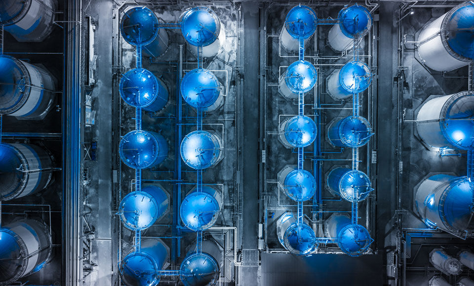 vue a&eacute;rienne de silos avec un &eacute;clairage bleu - La lettre de cr&eacute;dit stand-by