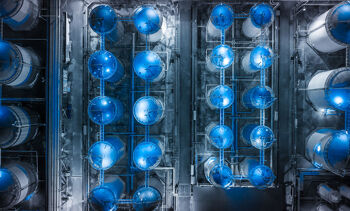 vue aérienne de silos avec un éclairage bleu - La lettre de crédit stand-by