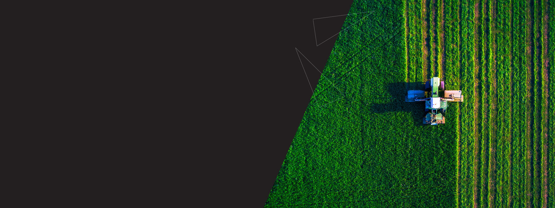 vue aérienne d'une machine agricole dans un champs