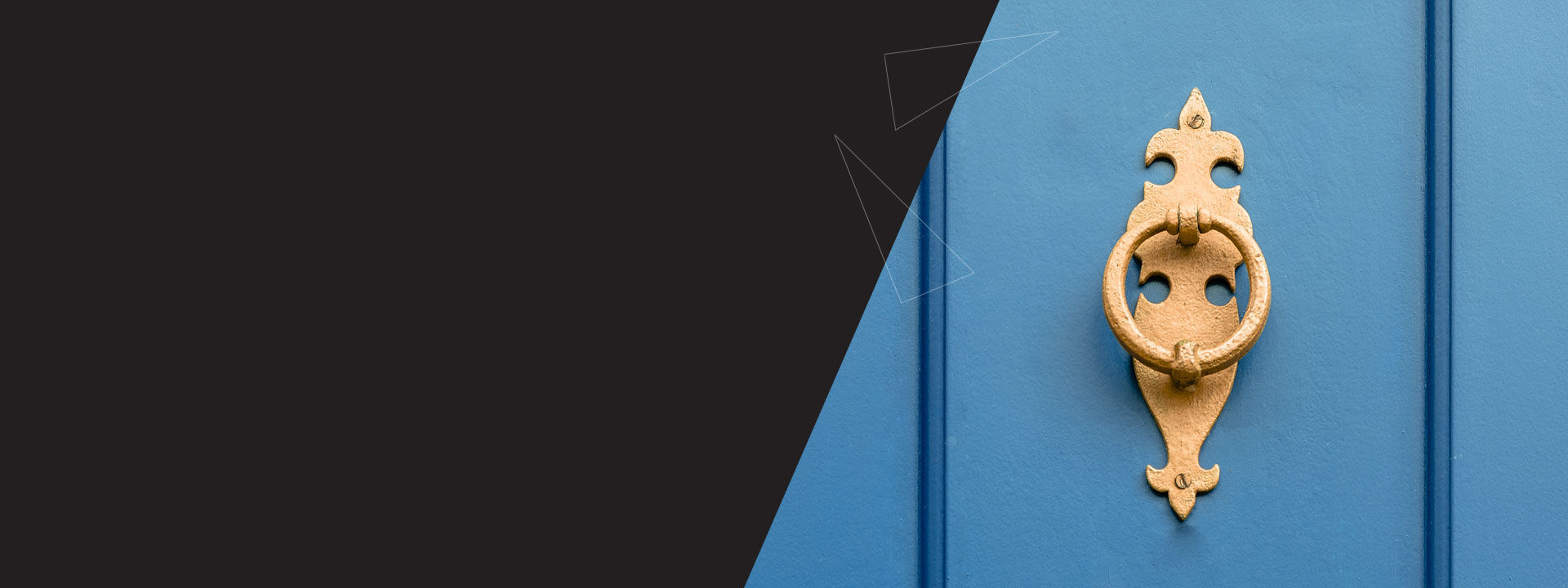 porte bleue avec poign&eacute;e dor&eacute;e