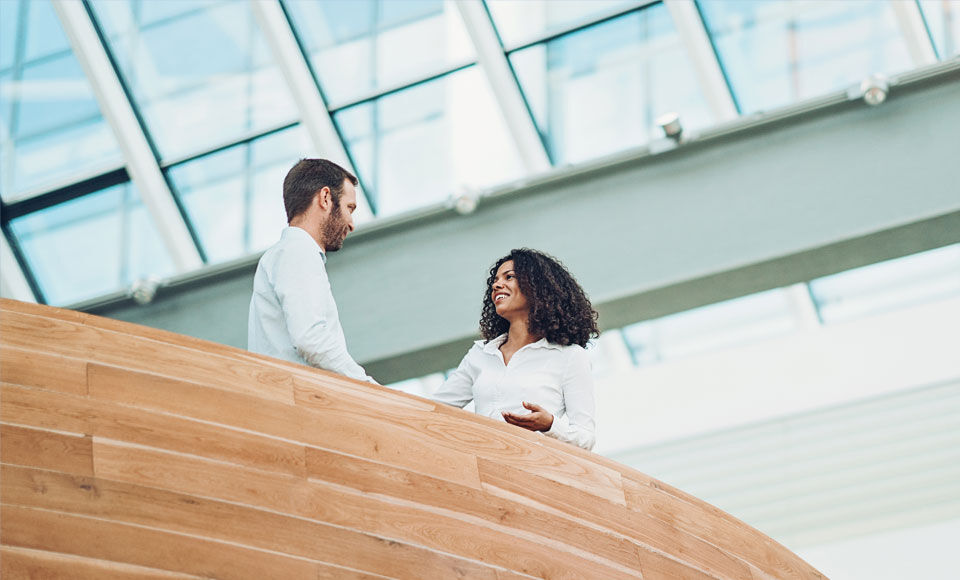 poign&eacute;e de main entre un homme et une femme au bureau