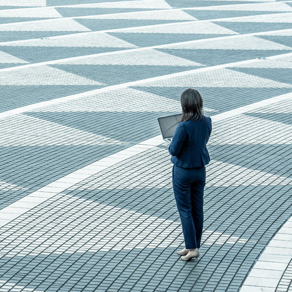 femme avec un ordinateur portable sur une place vide