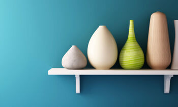 vases colorés sur une étagère - L assurance vie