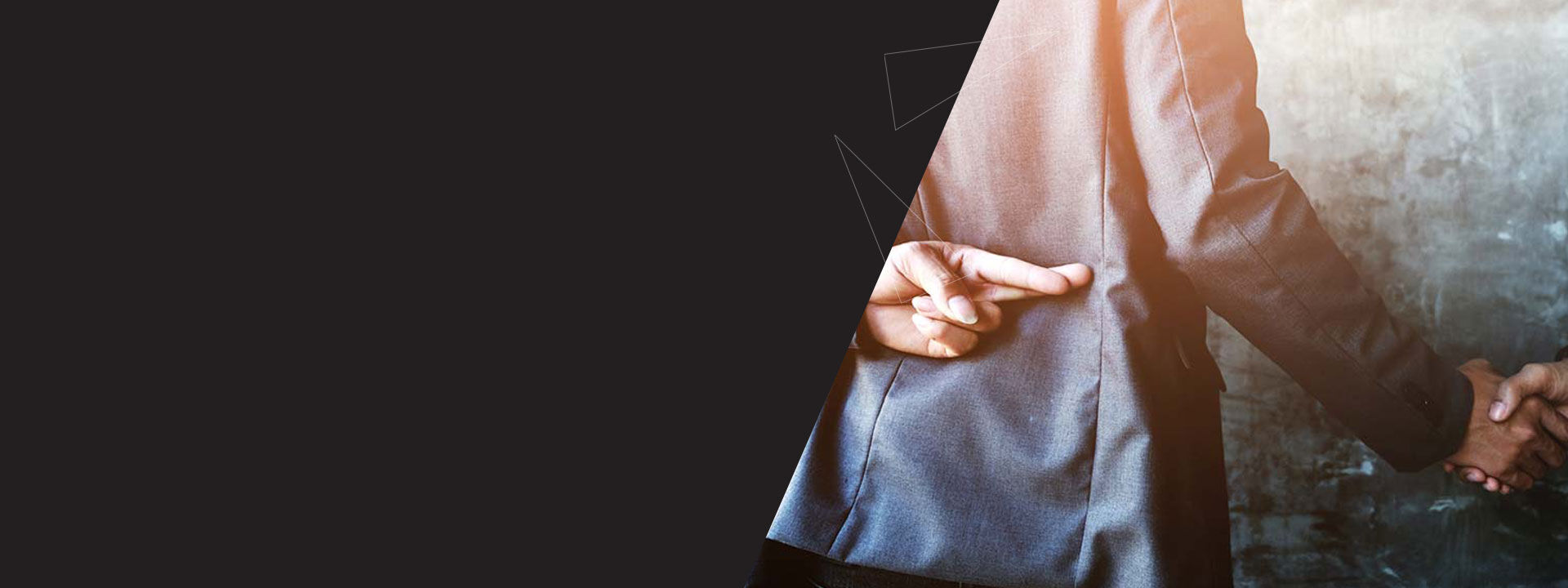 Personne de dos avec la main dans le dos, son index et son majeur sont croisés