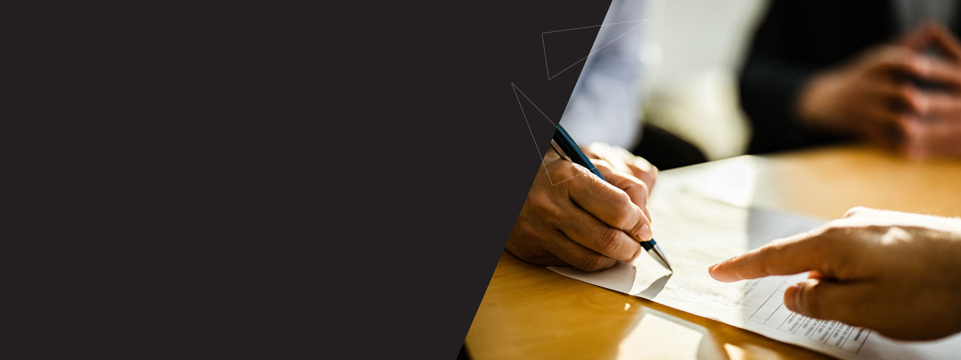 gros plan sur un homme signant un contrat lors d'une r&eacute;union