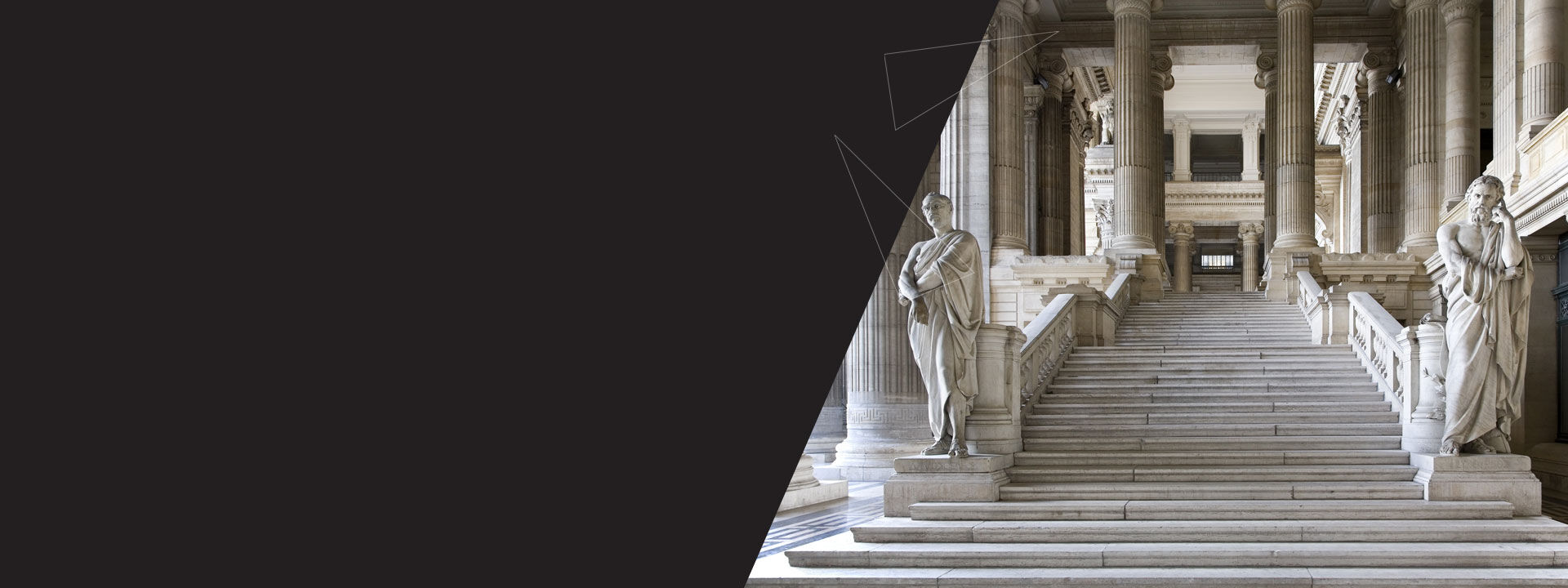 marches majestueuses en marbre avec colonnes et statues