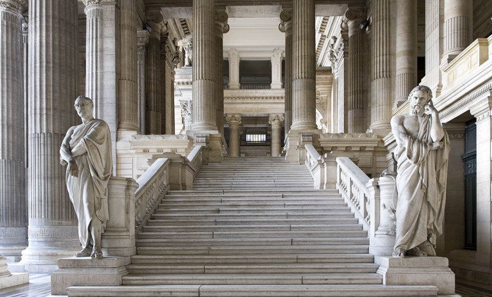 marches majestueuses en marbre avec colonnes et statues